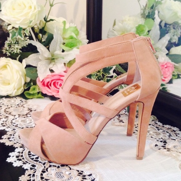 🎉Host Pick🎉 Beautiful nude strappy sandal - Picture 6 of 8